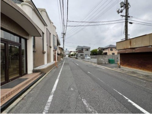 宇部市鵜の島町、マンションの前面道路を含む現地写真画像です