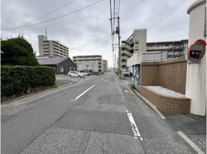 宇部市鵜の島町、マンションの前面道路を含む現地写真画像です
