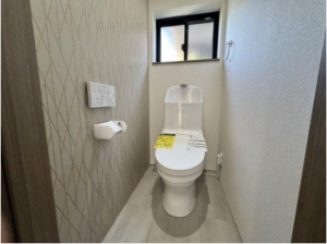 山陽小野田市大字西高泊、中古一戸建てのトイレ画像です
