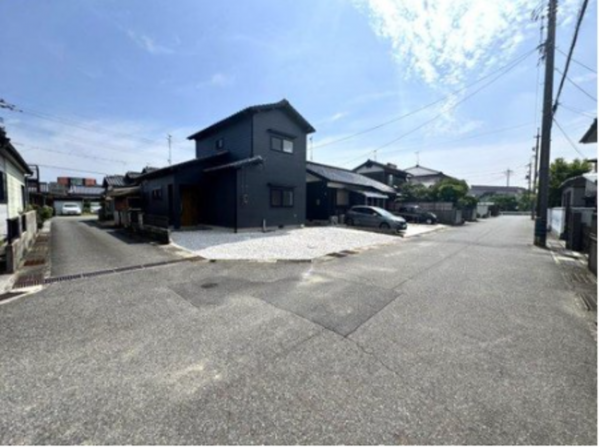 山陽小野田市大字西高泊、中古一戸建ての前面道路を含む現地写真画像です