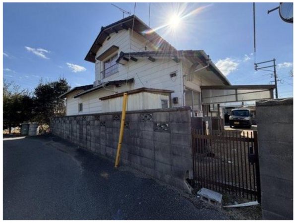 宇部市大字西岐波、中古一戸建ての前面道路を含む現地写真画像です