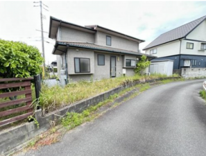 宇部市大字東岐波、中古一戸建ての前面道路を含む現地写真画像です