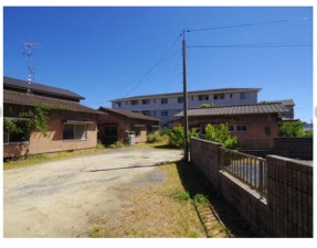 宇部市東梶返、土地の前面道路を含む現地写真画像です