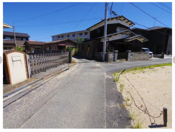 宇部市東梶返、土地の前面道路を含む現地写真画像です