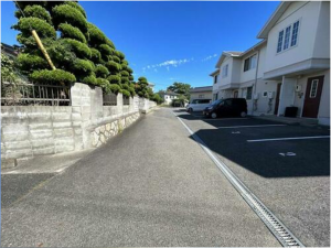 宇部市東平原、土地の前面道路を含む現地写真画像です