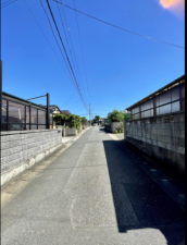 宇部市大字東須恵、中古一戸建ての前面道路を含む現地写真画像です