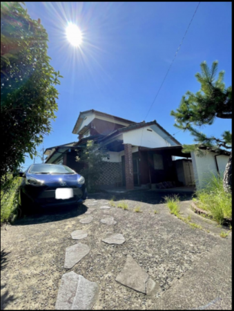 宇部市大字東須恵、中古一戸建ての前面道路を含む現地写真画像です