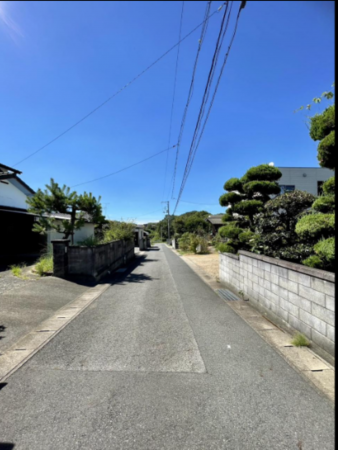 宇部市大字東須恵、中古一戸建ての前面道路を含む現地写真画像です