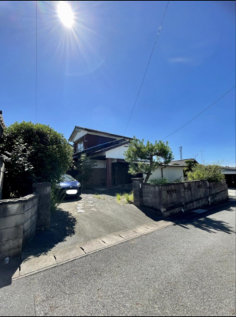 宇部市大字東須恵、中古一戸建ての前面道路を含む現地写真画像です