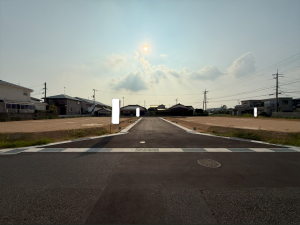 宇部市大字妻崎開作、土地の前面道路を含む現地写真画像です