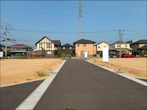 宇部市大字妻崎開作、土地の前面道路を含む現地写真画像です