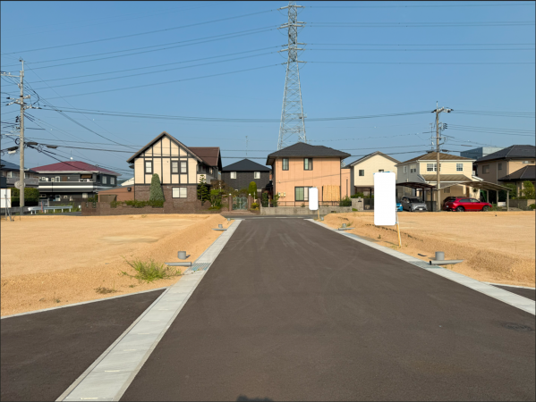 宇部市大字妻崎開作、土地の前面道路を含む現地写真画像です