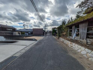 宇部市草江、土地の前面道路を含む現地写真画像です