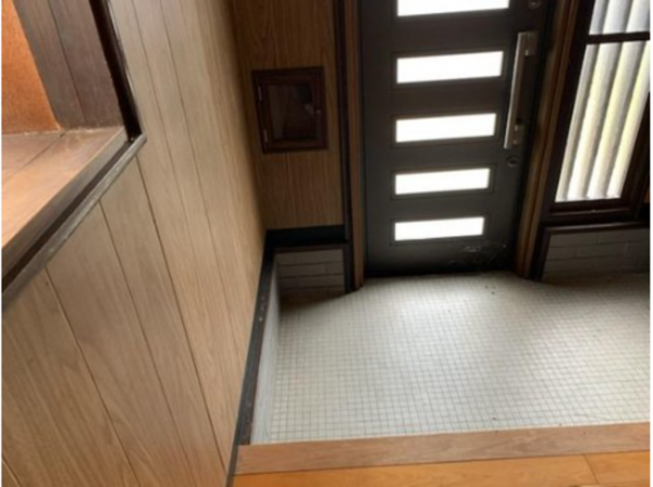 宇部市亀浦、中古一戸建ての玄関画像です