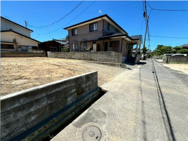 山陽小野田市千代町、土地の前面道路を含む現地写真画像です