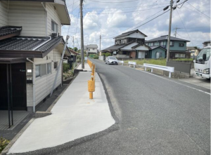 山陽小野田市大字津布田、中古一戸建ての前面道路を含む現地写真画像です