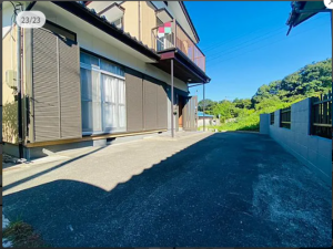 宇部市大字東須恵、中古一戸建ての前面道路を含む現地写真画像です