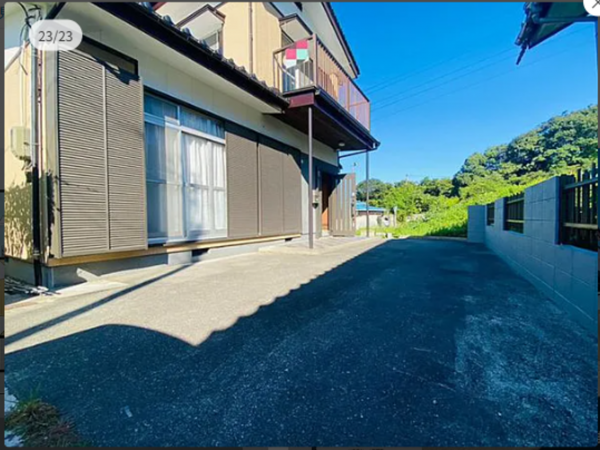 宇部市大字東須恵、中古一戸建ての前面道路を含む現地写真画像です