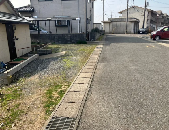 宇部市東梶返、中古一戸建ての前面道路を含む現地写真画像です