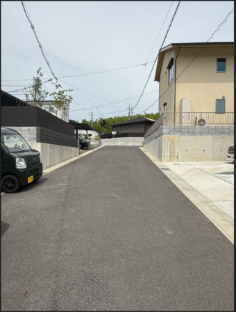 山口市阿知須、新築一戸建ての前面道路を含む現地写真画像です
