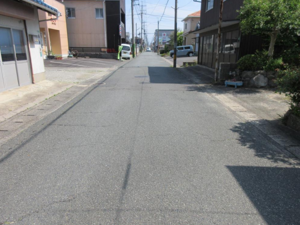 山陽小野田市中川、土地の前面道路を含む現地写真画像です