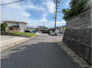 山陽小野田市大字厚狭、中古一戸建ての前面道路を含む現地写真画像です