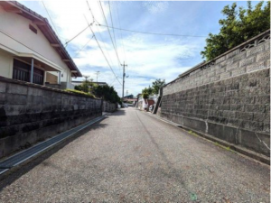 山陽小野田市大字厚狭、中古一戸建ての前面道路を含む現地写真画像です