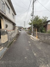 宇部市厚南中央、土地の前面道路を含む現地写真画像です