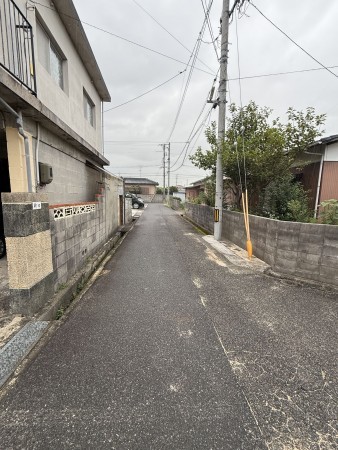 宇部市厚南中央、土地の前面道路を含む現地写真画像です