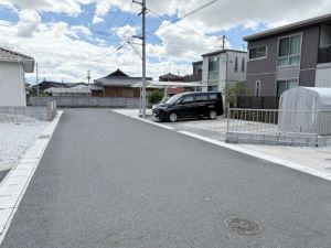 宇部市北条、中古一戸建ての前面道路を含む現地写真画像です