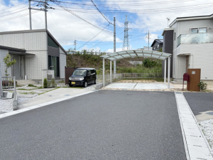 宇部市北条、中古一戸建ての前面道路を含む現地写真画像です