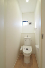 宇部市大字際波、新築一戸建てのトイレ画像です