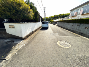 宇部市大字際波、中古一戸建ての前面道路を含む現地写真画像です