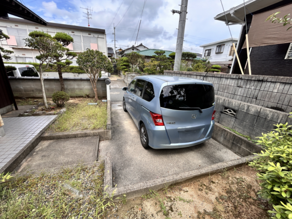 宇部市大字際波、中古一戸建ての駐車場画像です