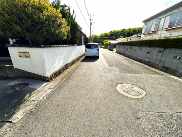 宇部市大字際波、中古一戸建ての前面道路を含む現地写真画像です