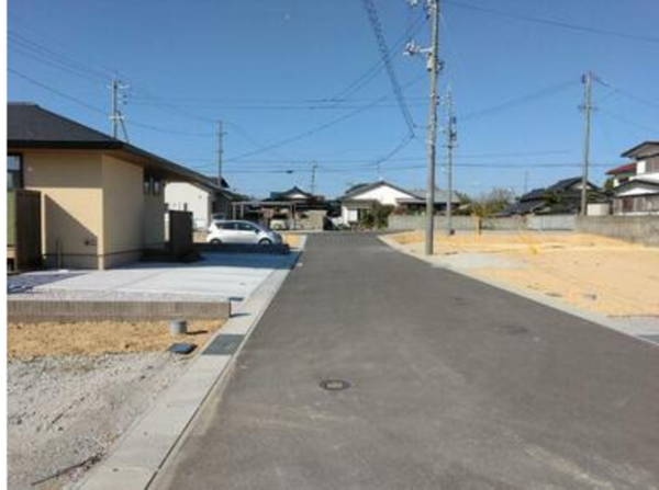 宇部市中村、土地の前面道路を含む現地写真画像です