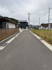 宇部市黒石北、土地の前面道路を含む現地写真画像です
