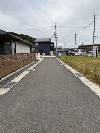 宇部市黒石北、土地の前面道路を含む現地写真画像です