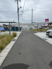 宇部市黒石北、土地の前面道路を含む現地写真画像です