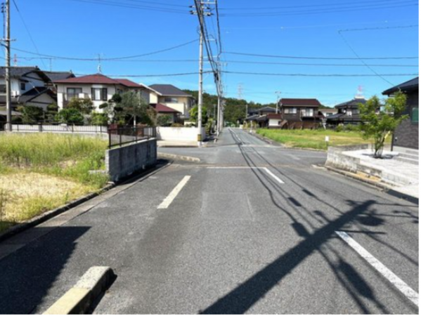 宇部市大字際波、土地の前面道路を含む現地写真画像です