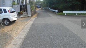 宇部市大字小串、土地の前面道路を含む現地写真画像です