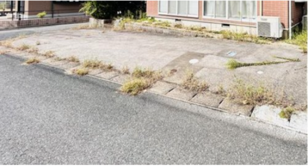 宇部市大字船木、中古一戸建ての前面道路を含む現地写真画像です