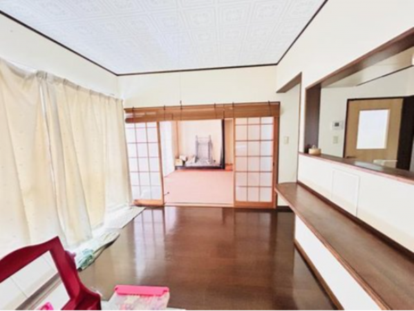 宇部市大字船木、中古一戸建ての居間画像です