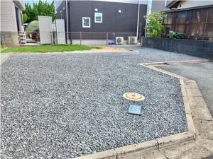 宇部市岬町、中古一戸建ての前面道路を含む現地写真画像です