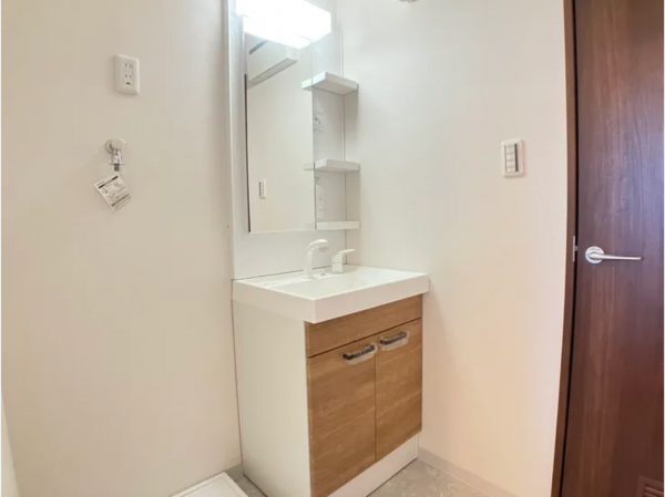 宇部市岬町、中古一戸建ての洗面画像です