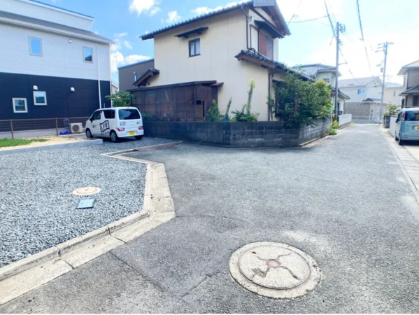 宇部市岬町、中古一戸建ての前面道路を含む現地写真画像です
