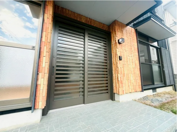 宇部市岬町、中古一戸建ての玄関画像です