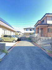 宇部市文京台、中古一戸建ての前面道路を含む現地写真画像です
