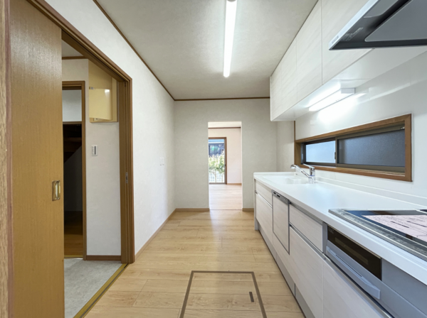宇部市文京台、中古一戸建てのキッチン画像です