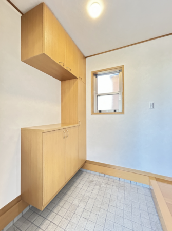 宇部市文京台、中古一戸建ての玄関画像です